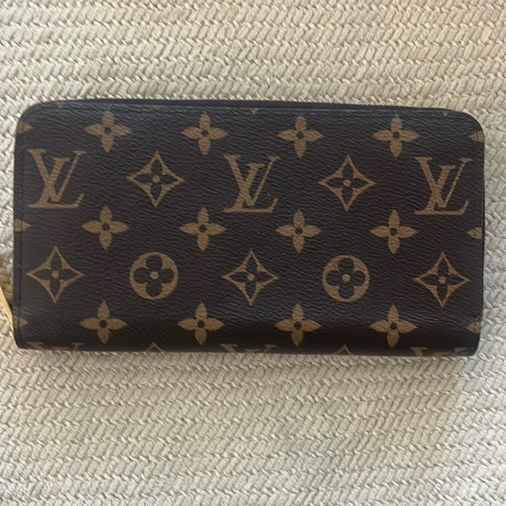 Louis Vuitton Zippy Wallet. NWT. Box, tags, dust cover included.